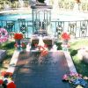 Image de la sépulture d'Elvis Presley à Graceland, sa mythique propriété de Memphis.
45 ans après sa mort le 16 août 1977, Elvis presley continue de fasciner. Les 23 et 24 juin 2012, la maison d'enchères Julien's Auctions proposera à la vente la première tombe du King, où il reposa moins de deux mois au cimetière de Forest Hill à Memphis avant d'être transféré le 2 octobre 1977 sur son domaine de Graceland, où il repose toujours, au côté de sa mère Gladys.