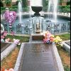 Image de la sépulture d'Elvis Presley à Graceland, sa mythique propriété de Memphis.
45 ans après sa mort le 16 août 1977, Elvis presley continue de fasciner. Les 23 et 24 juin 2012, la maison d'enchères Julien's Auctions proposera à la vente la première tombe du King, où il reposa moins de deux mois au cimetière de Forest Hill à Memphis avant d'être transféré le 2 octobre 1977 sur son domaine de Graceland, où il repose toujours, au côté de sa mère Gladys.