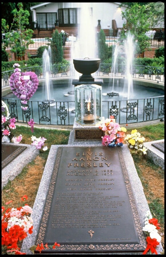 Image de la sépulture d'Elvis Presley à Graceland, sa mythique propriété de Memphis.
45 ans après sa mort le 16 août 1977, Elvis presley continue de fasciner. Les 23 et 24 juin 2012, la maison d'enchères Julien's Auctions proposera à la vente la première tombe du King, où il reposa moins de deux mois au cimetière de Forest Hill à Memphis avant d'être transféré le 2 octobre 1977 sur son domaine de Graceland, où il repose toujours, au côté de sa mère Gladys.