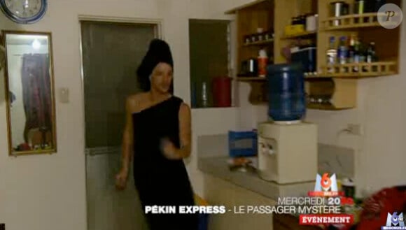 William Carnimolla sort de la douche dans la bande-annonce de Pékin Express - Le Passager Mystère le mercredi 30 mai 2012 sur M6