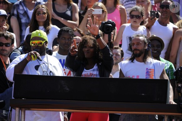 Serena Williams s'est éclatée sur des sons dispensés par Bob Sinclar sur le Central Philippe-Chatrier lors de la Journée des enfants à Roland-Garros le 26 mai 2012