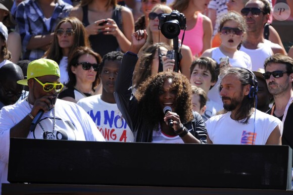 Serena Williams s'est éclatée sur des sons dispensés par Bob Sinclar sur le Central Philippe-Chatrier lors de la Journée des enfants à Roland-Garros le 26 mai 2012