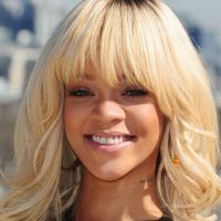 Rihanna : Blonde et topless pour préparer la sortie de son nouveau parfum