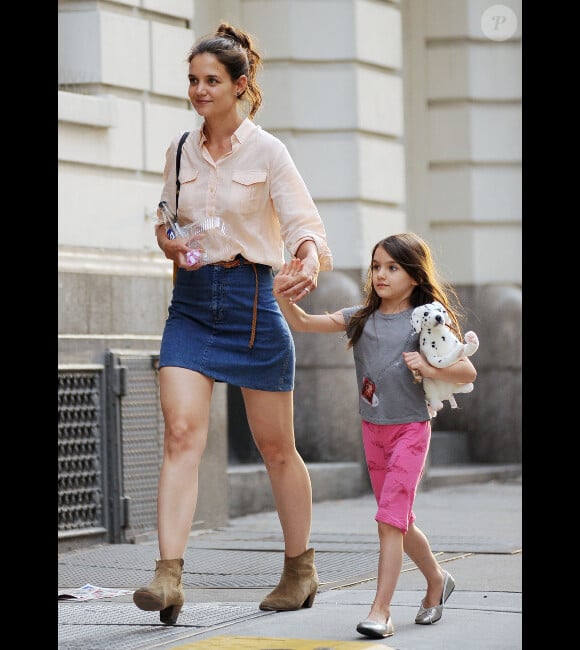 Katie Holmes et sa fille Suri se baladent dans les rues de la Grosse Pomme, le 30 mai 2012