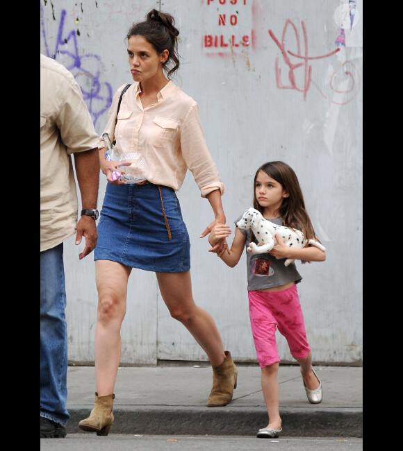 Katie Holmes et sa fille Suri se baladent à New York, le 30 mai 2012. La star a opté pour un look country.