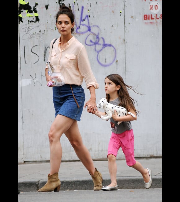 La superbe Katie Holmes et sa fille Suri se baladent à New York, le 30 mai 2012