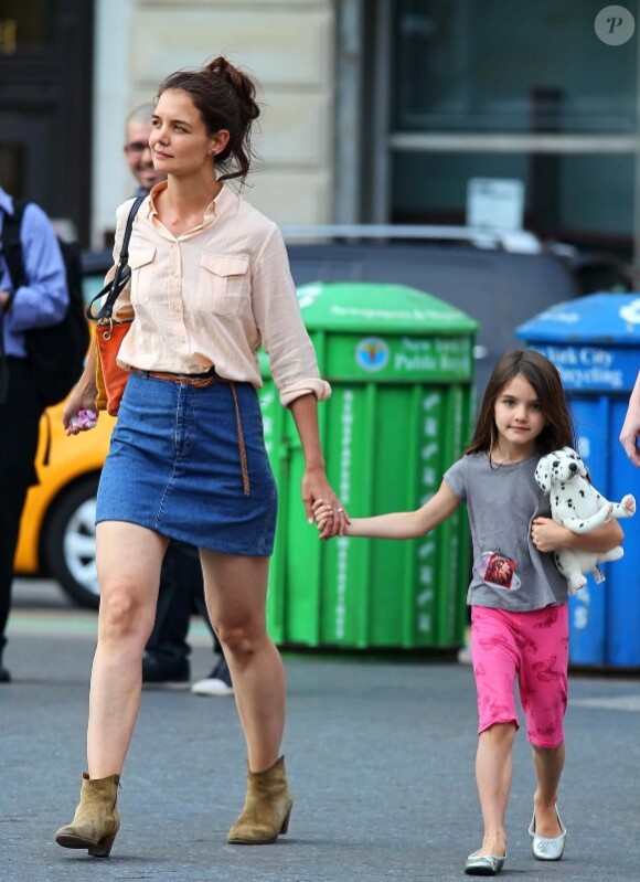Katie Holmes et sa fille Suri main dans la main à New York, le 30 mai 2012