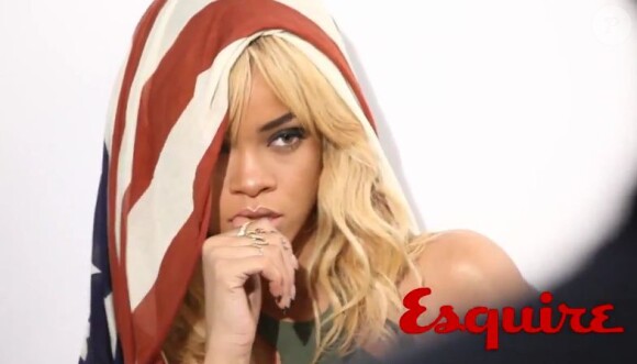 Rihanna, ultrasexy avec le drapeau américain sur la tête pour le magazine Esquire.