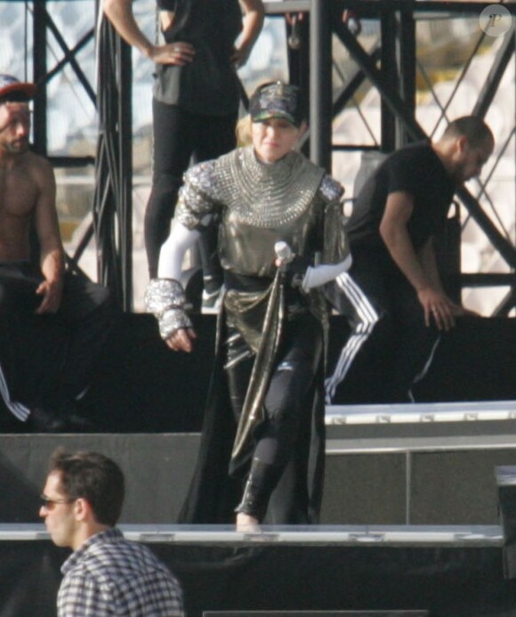 Répétitions finales de Madonna à Tel Aviv, le 26 mai 2012. On devine sur cette photo le costume Jeanne d'Arc en cristaux Swarovski imaginé par Arianne Philipps.