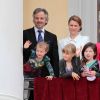 La princesse Märtha-Louise et son mari Ari Behn avec leurs filles Emma, Leah et Maud. La famille royale de Norvège s'est réunie autour du roi Harald et de la reine Sonja le 31 mai 2012 au balcon du palais, à Oslo, pour célébrer avec une foule rassemblée sur la place du palais leurs 75 ans.