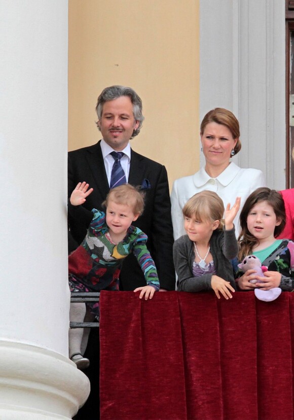 La princesse Märtha-Louise et son mari Ari Behn avec leurs filles Emma, Leah et Maud. La famille royale de Norvège s'est réunie autour du roi Harald et de la reine Sonja le 31 mai 2012 au balcon du palais, à Oslo, pour célébrer avec une foule rassemblée sur la place du palais leurs 75 ans.