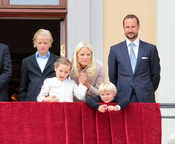 Le prince Sverre manque un peu de taille... et de tenue, contrairement à son demi-frère Marius. La famille royale de Norvège s'est réunie autour du roi Harald et de la reine Sonja le 31 mai 2012 au balcon du palais, à Oslo, pour célébrer avec une foule rassemblée sur la place du palais leurs 75 ans.