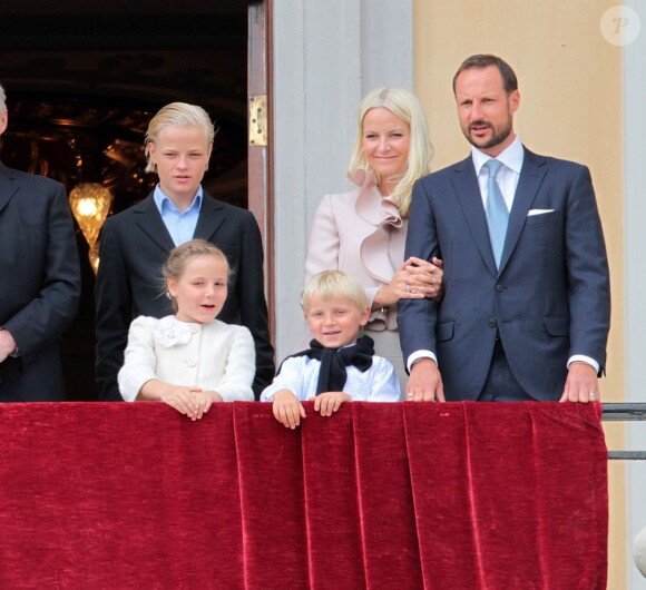 Haakon et Mette-Marit avec leurs enfants, une joyeuse tribu... La famille royale de Norvège s'est réunie autour du roi Harald et de la reine Sonja le 31 mai 2012 au balcon du palais, à Oslo, pour célébrer avec une foule rassemblée sur la place du palais leurs 75 ans.
