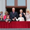 La princesse Ingrid a chanté à tue-tête ''joyeux anniversaire'' pour ses grands-parents ! La famille royale de Norvège s'est réunie autour du roi Harald et de la reine Sonja le 31 mai 2012 au balcon du palais, à Oslo, pour célébrer avec une foule rassemblée sur la place du palais leurs 75 ans.
