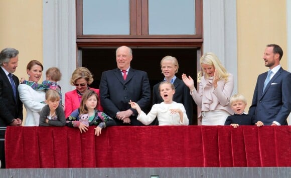 La princesse Ingrid a chanté à tue-tête ''joyeux anniversaire'' pour ses grands-parents ! La famille royale de Norvège s'est réunie autour du roi Harald et de la reine Sonja le 31 mai 2012 au balcon du palais, à Oslo, pour célébrer avec une foule rassemblée sur la place du palais leurs 75 ans.