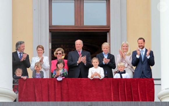 La famille royale de Norvège s'est réunie autour du roi Harald et de la reine Sonja le 31 mai 2012 au balcon du palais, à Oslo, pour célébrer avec une foule rassemblée sur la place du palais leurs 75 ans.