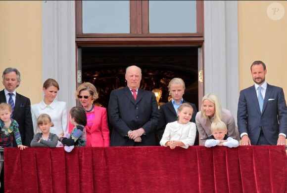 La famille royale de Norvège s'est réunie autour du roi Harald et de la reine Sonja le 31 mai 2012 au balcon du palais, à Oslo, pour célébrer avec une foule rassemblée sur la place du palais leurs 75 ans.