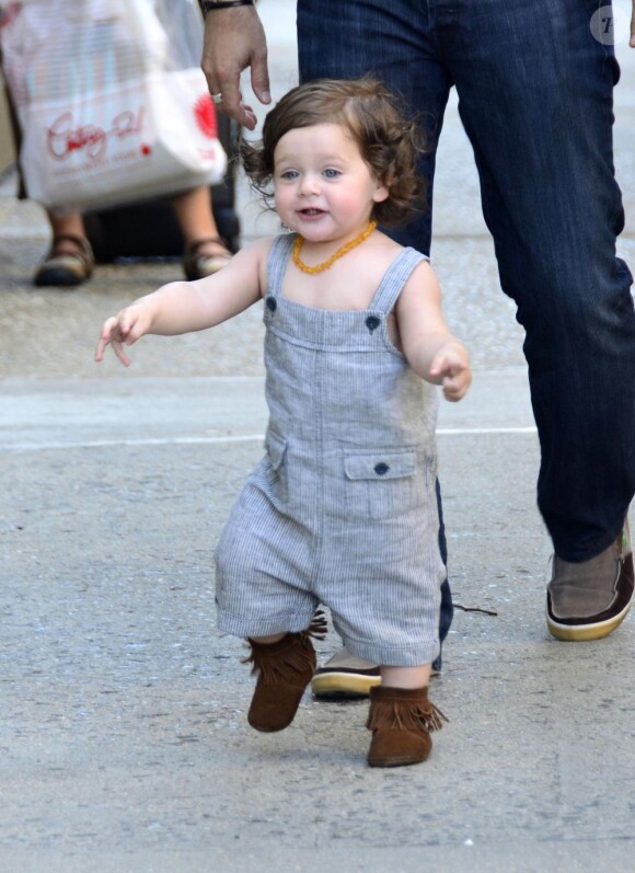 Skyler, stylé en salopette et chaussures à franges lors d'une balade en famille à New York, le 31 mai 2012.