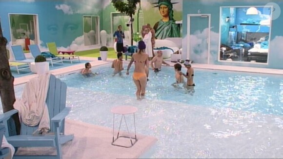En pleine nuit, la piscine est très convoitée (samedi 2 juin dans Secret Story 6).
