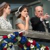 Beatrice et Eugenie, avec leur grand-père Philip, lors du premier jour des célébrations du jubilé de diamant d'Elizabeth II, le 2 juin 2012.