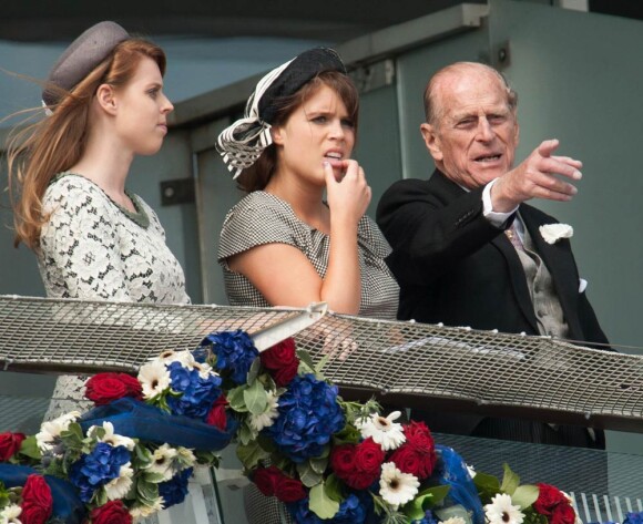 Beatrice et Eugenie, avec leur grand-père Philip, lors du premier jour des célébrations du jubilé de diamant d'Elizabeth II, le 2 juin 2012.