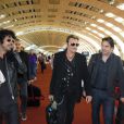Johnny Hallyday arrive à l'aéroport de Moscou avec son manager Sébastien Farran et Yarol Poupaud, le 29 mai 2012.