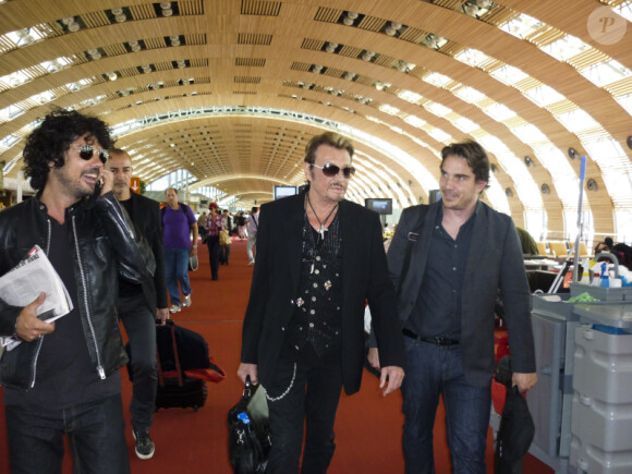 Johnny Hallyday arrive à l'aéroport de Moscou avec son manager Sébastien Farran et Yarol Poupaud, le 29 mai 2012.