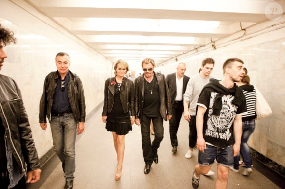Johnny Hallyday et Laeticia dans le métro de Moscou, le 30 mai 2012.