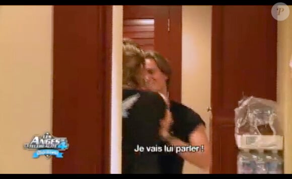 Geoffrey essaie de retenir Aurélie qui veut régler ses comptes avec Marie dans Les Anges de la télé-réalité 4 le lundi 4 juin 2012 sur NRJ 12