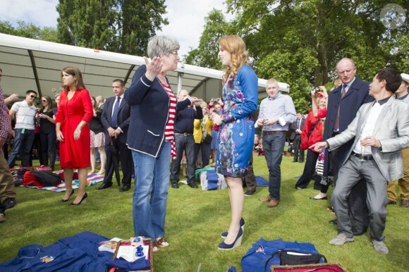 Les seours Beatrice et Eugenie d'York ont donné encore plus de goût au pique-nique du Big Jubilee Lunch dans les jardins de Buckingham Palace, le 4 juin 2012, en allant à la rencontre des 12 000 heureux invités.