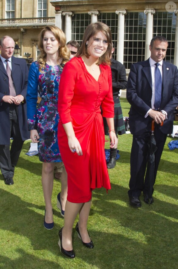 Les princesses Beatrice et Eugenie d'York ont donné encore plus de goût au pique-nique du Big Jubilee Lunch dans les jardins de Buckingham Palace, le 4 juin 2012, en allant à la rencontre des 12 000 heureux invités.