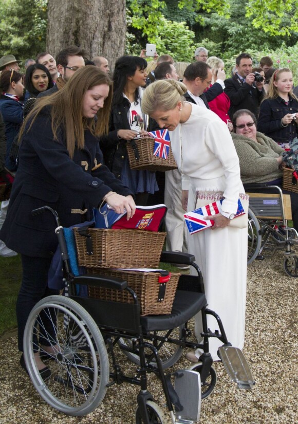Telle une vestale, la comtesse Sophie de Wessex a fait sensation au pique-nique du Big Jubilee Lunch dans les jardins de Buckingham Palace, le 4 juin 2012, en allant à la rencontre de certains des 12 000 heureux invités.