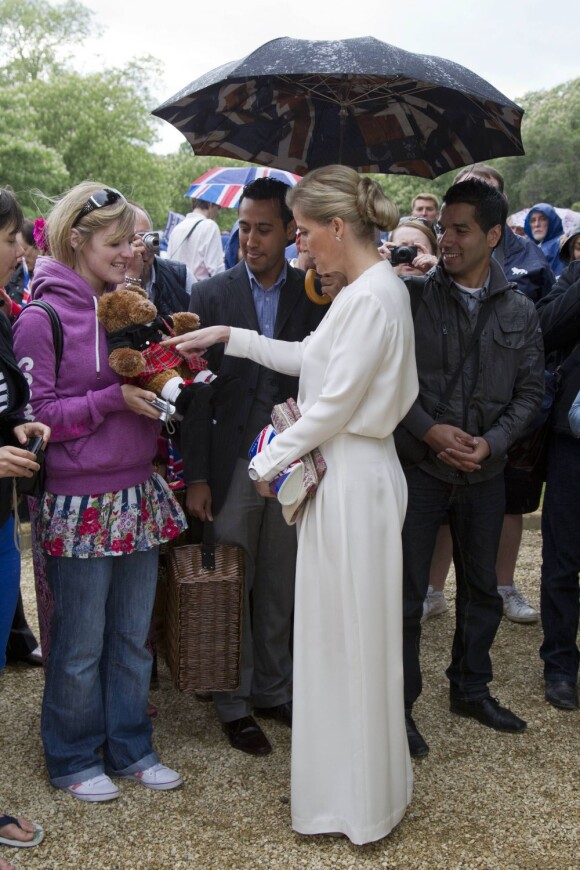 Telle une vestale, la comtesse Sophie de Wessex a fait sensation au pique-nique du Big Jubilee Lunch dans les jardins de Buckingham Palace, le 4 juin 2012, en allant à la rencontre de certains des 12 000 heureux invités.