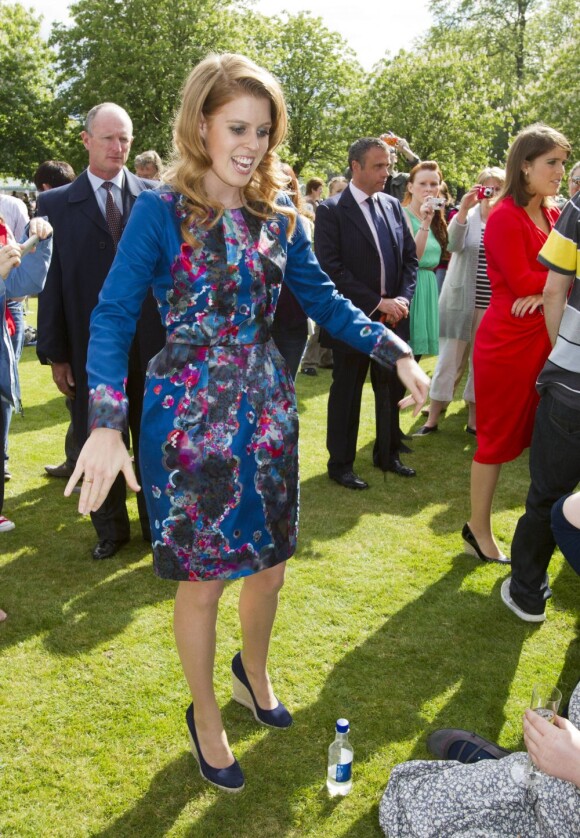Les princesses Beatrice et Eugenie d'York ont donné encore plus de goût au pique-nique du Big Jubilee Lunch dans les jardins de Buckingham Palace, le 4 juin 2012, en allant à la rencontre des 12 000 heureux invités.