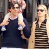 Karolina Kurkova en promenade avec son mari Archie Drury et leur fils Tobin dans le quartier de TriBeca. New York, le 5 juin 2012.