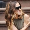 Sarah Jessica Parker, souriante et en pleine discussion avec une amie sur le perron de son domicile à New York. Le 6 juin 2012.