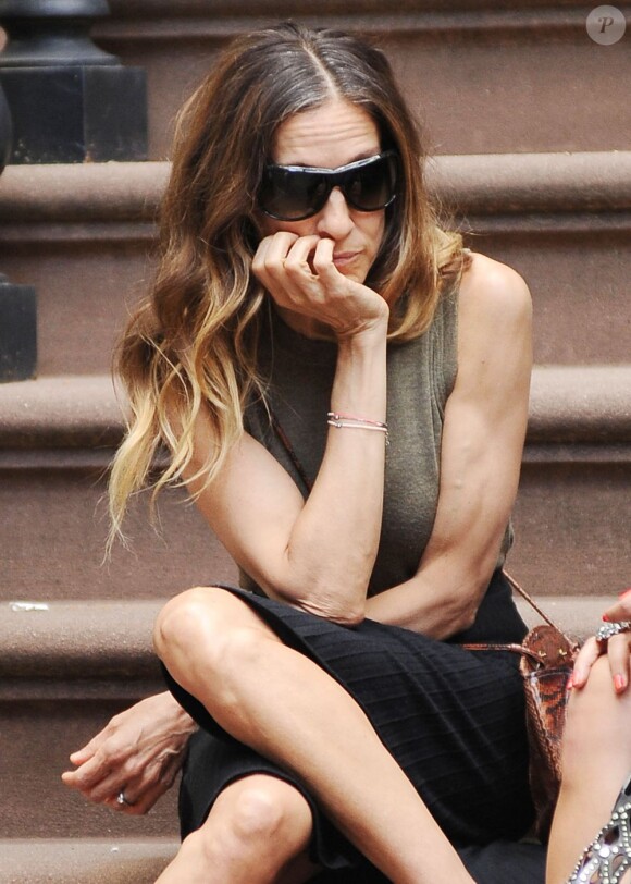 Comme à l'époque de Sex And The City, Sarah Jessica Parker se pose sur son perron pour une discussion avec une amie. New York, le 6 juin 2012.