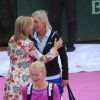 Martina Navratilova retrouve sa grande rivale Chris Evert et inaugure un court tout rose à l'occasion de la journée de la femme célébré à Roland-Garros le jeudi 7 juin 2012