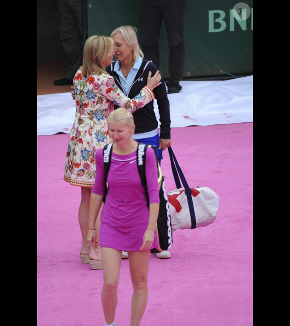 Martina Navratilova retrouve sa grande rivale Chris Evert et inaugure un court tout rose à l'occasion de la journée de la femme célébré à Roland-Garros le jeudi 7 juin 2012