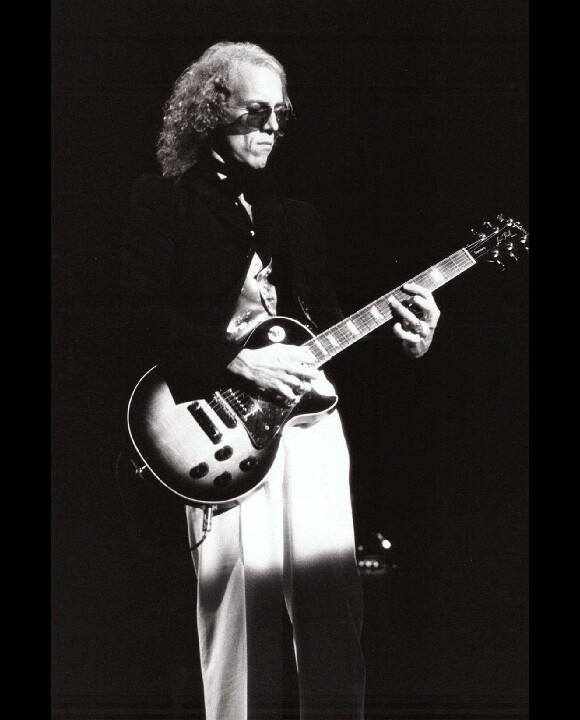 Bob Welch, guitariste du groupe Fleetwood Mac, sur scène dans les années 70