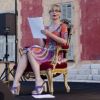 Emmanuelle Béart en pleine séance de lecture au Festival du livre, à Nice le 7 juin 2012.