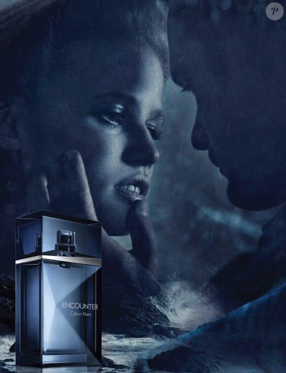 Lara Stone et Alexander Skarsgard, égéries du parfum Encounter de Calvin Klein, disponible au mois de septembre.