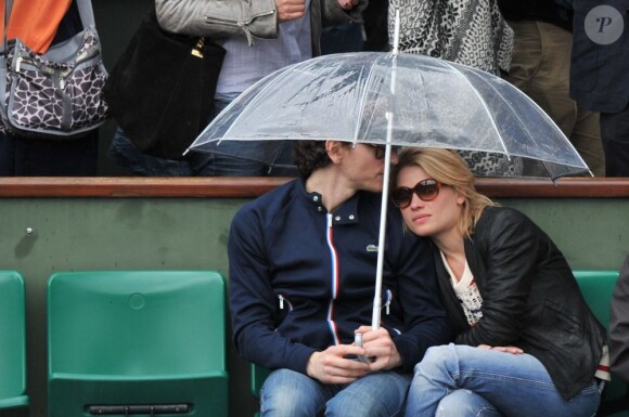 Raphaël et Mélanie Thierry en amoureux, comme seuls au monde, à Roland-Garros 2012 dans l'après-midi du vendredi 8 juin, à l'occasion des demi-finales masculines (Nadal/Ferrer et Djokovic/Federer).