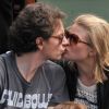 Après 10 ans d'amour, toujours la même tendresse... Raphaël et Mélanie Thierry en amoureux à Roland-Garros 2012 dans l'après-midi du vendredi 8 juin, à l'occasion des demi-finales masculines (Nadal/Ferrer et Djokovic/Federer).