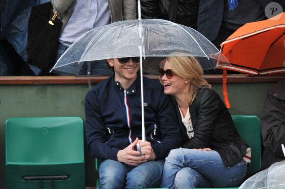 Raphaël et Mélanie Thierry en amoureux à Roland-Garros 2012 dans l'après-midi du vendredi 8 juin, à l'occasion des demi-finales masculines (Nadal/Ferrer et Djokovic/Federer).