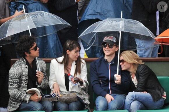 Marie Gillain a fait la conversation lors des interruptions. Raphaël et Mélanie Thierry en amoureux à Roland-Garros 2012 dans l'après-midi du vendredi 8 juin, à l'occasion des demi-finales masculines (Nadal/Ferrer et Djokovic/Federer).