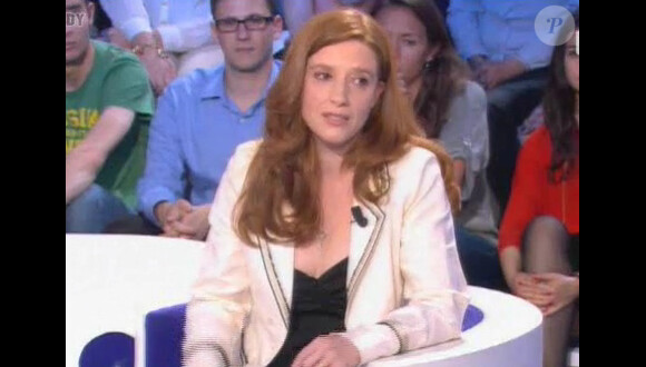 Gersende, compagne de Francis Perrin, sur le plateau d'On n'est pas couché, émission diffusée le samedi 9 juin sur France 2.