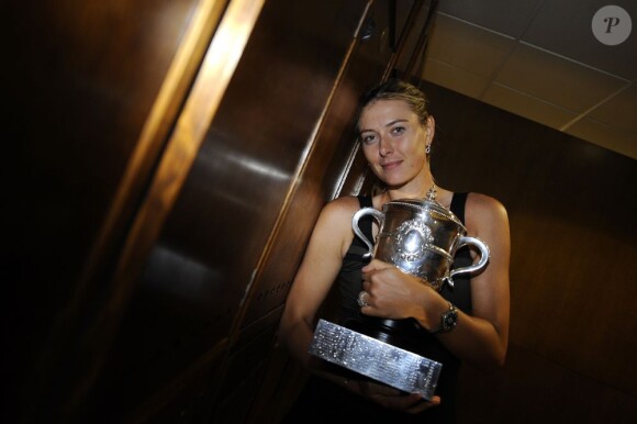 Maria Sharapova savoure dans les vestiaires, quelques minutes après son triomphe à Roland-Garros, avec la coupe Suzanne Lenglen, à Paris, le 9 juin 2012.