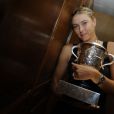 Maria Sharapova savoure dans les vestiaires, quelques minutes après son triomphe à Roland-Garros, avec la coupe Suzanne Lenglen, à Paris, le 9 juin 2012.