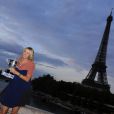 Maria Sharapova, quelques heures après son triomphe à Roland-Garros, a pris la pose avec la coupe Suzanne Lenglen devant la Tour Eiffel, à Paris, le 9 juin 2012.